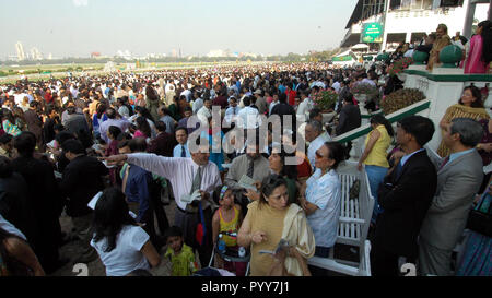 Persone a McDowell Derby indiano , Mahalaxmi Race Course, Mumbai, Maharashtra, India, Asia Foto Stock