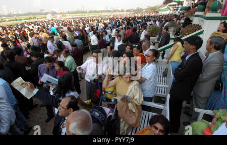 Persone a McDowell Derby indiano , Mahalaxmi Race Course, Mumbai, Maharashtra, India, Asia Foto Stock