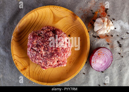 Il processo di cottura delle polpette di carne, hamburger, lasagne e altro piatto di carne. Un insieme di ingredienti freschi per la cottura di carne di manzo macinata:carni bovine, cipolla, aglio Foto Stock