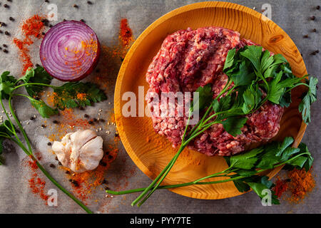 Il processo di cottura delle polpette di carne, hamburger, lasagne e altro piatto di carne. Un insieme di ingredienti freschi per la cottura di carne di manzo macinata:carni bovine, cipolla, aglio Foto Stock