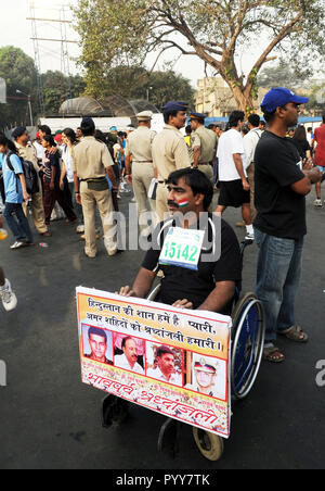 Sedia a rotelle disabili partecipante di dimostrare nella maratona, Mumbai, Maharashtra, India, Asia Foto Stock