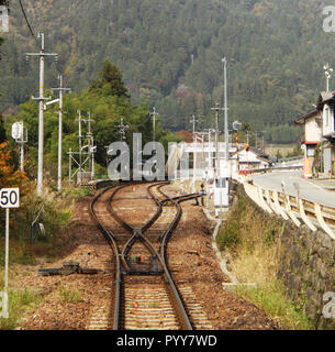 Binari del treno a Takayama Foto Stock