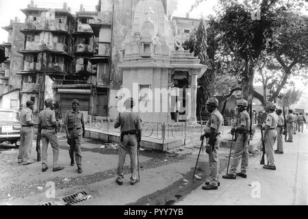 Gli uomini di polizia di guardia indù tempio di Shiva in scontri, Mumbai, Maharashtra, India, Asia, 1900s Foto Stock