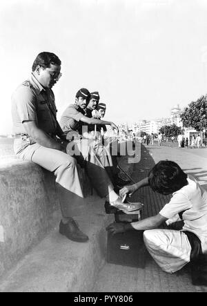 Funzionario di polizia getting calzatura lucidato, Mumbai, Maharashtra, India, Asia 1900s Foto Stock