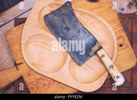 Vecchia mannaia di carne su legno schede di taglio Foto Stock