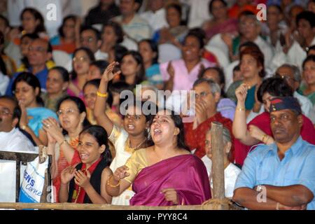 Di fronte alla folla Gurudev Sri Sri Ravi Shankar yoga camp, Mumbai, Maharashtra, India, Asia Foto Stock