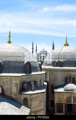 Cupole di Saint Sophie Cattedrale e Moschea Blu, da Santa Sofia, Istanbul, Turchia. Foto Stock