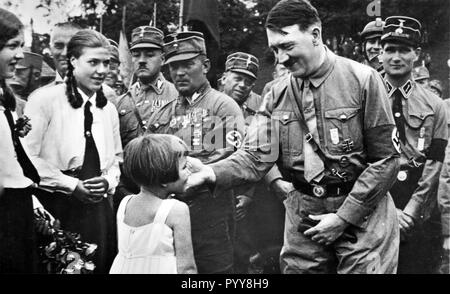 ADOLF HITLER (1889-1945) marrone con camicie in un partito nazista nel rally di Braunschweig circa 1935 Foto Stock