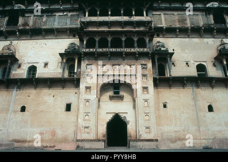 Facciata del palazzo Datia, Datia, Madhya Pradesh, India, Asia Foto Stock