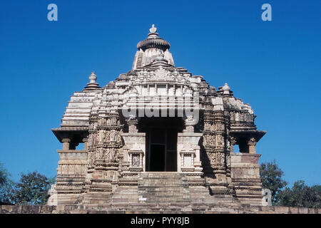 Facciata della dea Devi Jagadambi tempio, Khajuraho, Madhya Pradesh, India, Asia Foto Stock