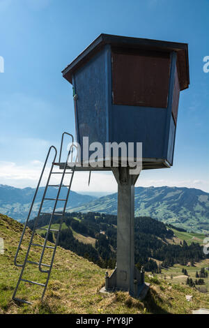 Vecchio arrugginito post di osservazione vicino Hochstuckl picco in Svizzera Foto Stock