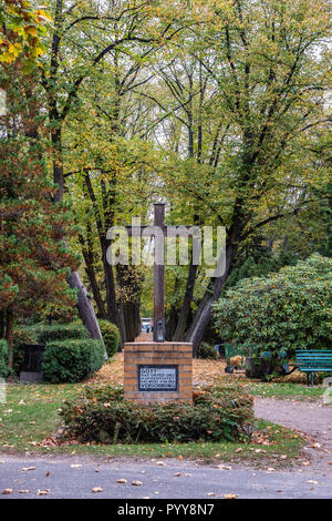 Berlino, Mitte, Friedhof ll der Sophiengemeinde cimitero, croce e arcade di alberi in autunno Foto Stock