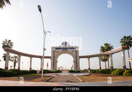 La città di MERSIN, Turchia, Ottobre 15, 2018; Mersin Idman Yurdu Sports Club Square. Rappresentante la struttura architettonica sulla costa di Mersin. Foto Stock