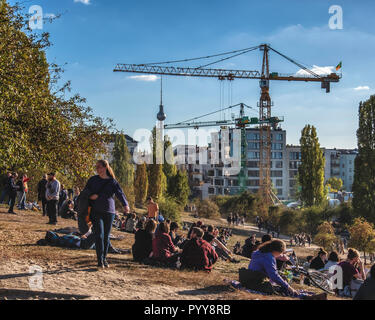 Berlin Mauer Park. Il punto di ingresso per un tunnel-alesatrice che è lo scavo di un 650 metri lungo canale di stoccaggio per le acque reflue che sarà connes Foto Stock