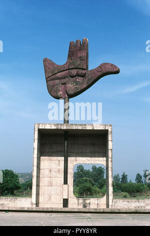 Simbolo della città, Monumento a mano aperta, Capital Complex, Chandigarh, Union Territory, India, Asia Foto Stock