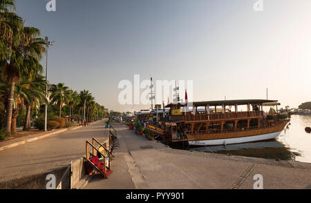 La città di MERSIN, Turchia, Ottobre 15, 2018;Mersin porto turistico barche. Mersin è una delle più grandi città in Turchia. Coste del Mediterraneo sono Foto Stock