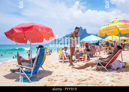 RIO DE JANEIRO - circa Febbraio, 2018: Beachgoers rilassarsi in spiaggia, sedie su un luminoso giorno di estate sulla spiaggia di Ipanema. Foto Stock