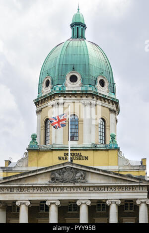 Vista esterna del museo imperiale della guerra a Lambeth Road, Southwark, Londra, Regno Unito Foto Stock