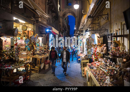 Napoli, Italia - circa ottobre, 2017: pedoni passano visualizza del tradizionale presepe napoletano scene chiamato presepi sulla stretta Via San Gregorio Foto Stock