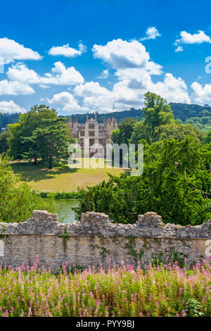 La vista di Sherborne nuovo castello del XII secolo le rovine di Sherborne vecchio castello una volta affittate a Sir Walter Raleigh, Dorset, England, Regno Unito Foto Stock