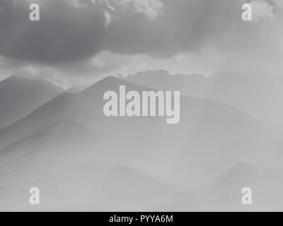 Le Creste di montagna con nebbia paesaggio in bianco e nero Foto Stock