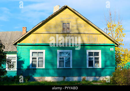 Vecchio lituano giallo e verde casa in legno con tre finestre di Trakai, Vilnius, Lituania Foto Stock