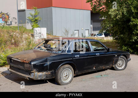 Abbandonare la strada Rusty Daimler sei/Jaguar XJR con parabrezza rotto Foto Stock