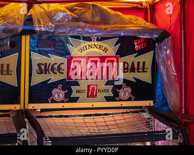 Skee ball game arcade station avvolto in una plastica in deposito Foto Stock