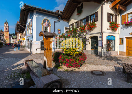 La via principale dello shopping,area pedonale, Chiesa parrocchiale di San Pietro e Pault, tipica architettura bavarese, Mittenwald, Alta Baviera, Baviera, Germania Foto Stock