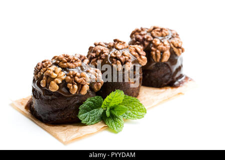 Cioccolato appiccicoso e noce budini isolato su bianco Foto Stock