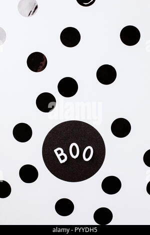 Parola Boo con cerchio nero nero coriandoli. Festa di Halloween concetto. Appartamento in stile laici isolato su uno sfondo bianco. Foto Stock