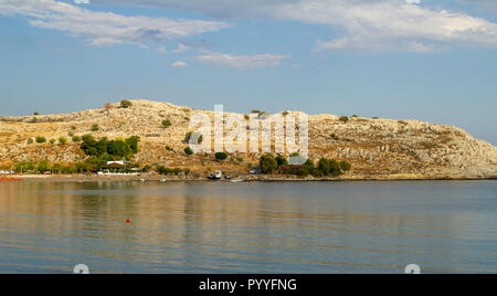 La pittoresca baia di fronte al villaggio di Charaki a Rodi, Grecia. Charaki è un piccolo villaggio di pescatori e turistico. Foto Stock