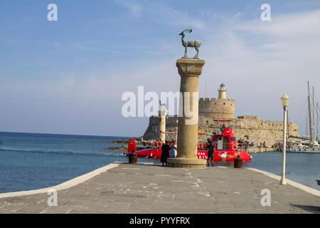 L'ingresso al porto di Mandraki uno dei tre porti di Rodi, Grecia. Il porto è custodito da twin cervi di bronzo ,simbolici di Rodi. Foto Stock