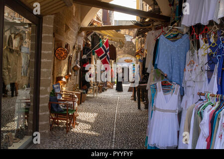 Un piccolo acciottolata strada dello shopping nella vecchia città medievale di Rodi, Grecia. Il centro storico è un sito Patrimonio Mondiale dell'UNESCO. Foto Stock