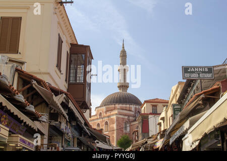 Il minareto della Moschea Suleymaniye che sovrasta la città vecchia di Rodi. Risalente al 1522 ed è stato rinnovato nel 1808. Foto Stock