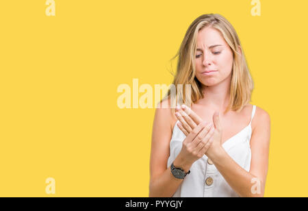 Bella giovane donna su sfondo isolato che soffrono dolore su mani e dita, artrite infiammazione Foto Stock