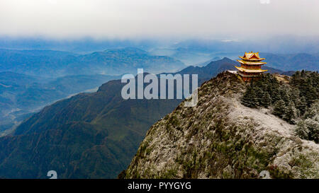 Tempio d'oro sul picco Wanfo, Emeishan o Monte Emei, nella provincia di Sichuan, in Cina Foto Stock