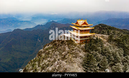 Tempio d'oro sul picco Wanfo, Emeishan o Monte Emei, nella provincia di Sichuan, in Cina Foto Stock