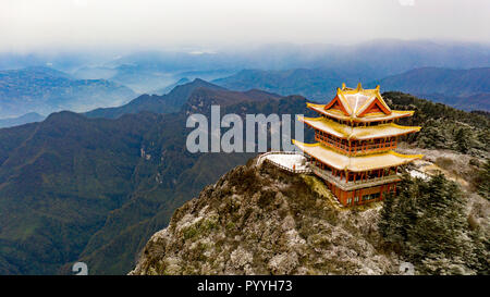 Tempio d'oro sul picco Wanfo, Emeishan o Monte Emei, nella provincia di Sichuan, in Cina Foto Stock