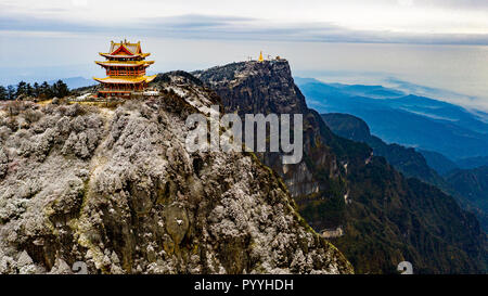 Tempio d'oro sul picco Wanfo, Emeishan o Monte Emei, nella provincia di Sichuan, in Cina Foto Stock