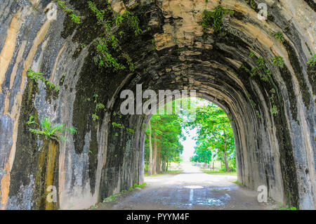 Vista nord dall'ingresso nord della cittadella di Ho, Thanh Hoa Provincia, Vietnam.La cittadella divenne un Sito Patrimonio Mondiale dell'UNESCO nel 2011. Foto Stock