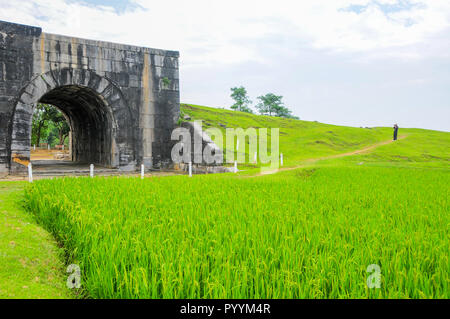 Ho Cittadella, Thanh Hoa Provincia, Vietnam - Il 9 maggio 2014. Fotografo di scattare una foto del cancello sud. La cittadella divenne un Sito Patrimonio Mondiale dell'UNESCO Foto Stock