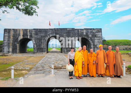 Ho Cittadella, Thanh Hoa Provincia, Vietnam - Il 9 maggio 2014. Guida del tour e monaci presso la porta sud della cittadella, che divenne un patrimonio mondiale UNESCO Sit Foto Stock