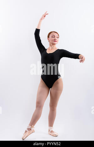 Corpo pieno colpo di donna ballerina pronti per ballare Foto Stock