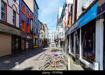 Cork, Irlanda - 12 Novembre 2017: strada pedonale in sughero. Essa è tipica strada dello shopping nel centro di Cork Foto Stock