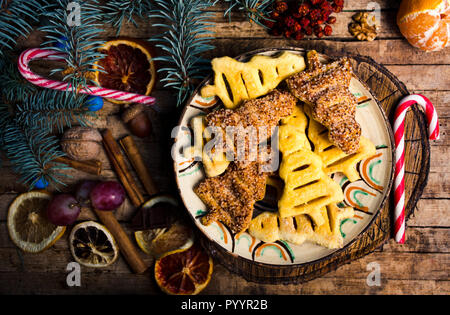 Nuovo anno e dolcetti di Natale e dolci. Cialde e biscotti con decorazioni vista superiore Foto Stock