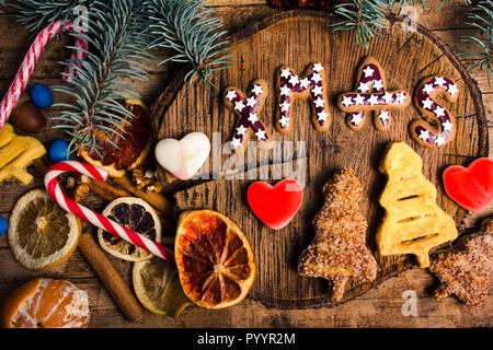 Nuovo anno e dolcetti di Natale e dolci. Cialde e biscotti con decorazioni vista superiore Foto Stock