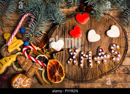 Nuovo anno e dolcetti di Natale e dolci. Cialde e biscotti con decorazioni vista superiore Foto Stock