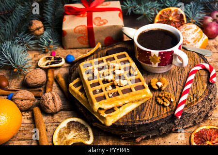 Nuovo anno e dolcetti di Natale e dolci. Cialde e biscotti con decorazioni vista superiore Foto Stock