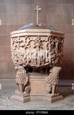 Worm, Duomo di San Pietro, Nikolauskapelle, Romanischer Taufstein Foto Stock